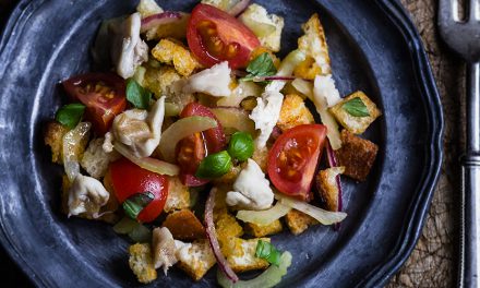 Panzanella croccante al salmerino marinato