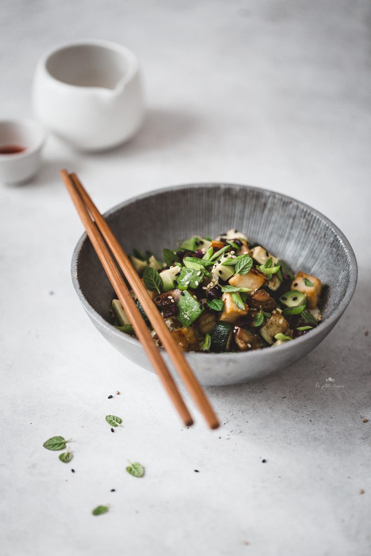 Riso di cavolfiore arrostito con tofu e verdure al miso