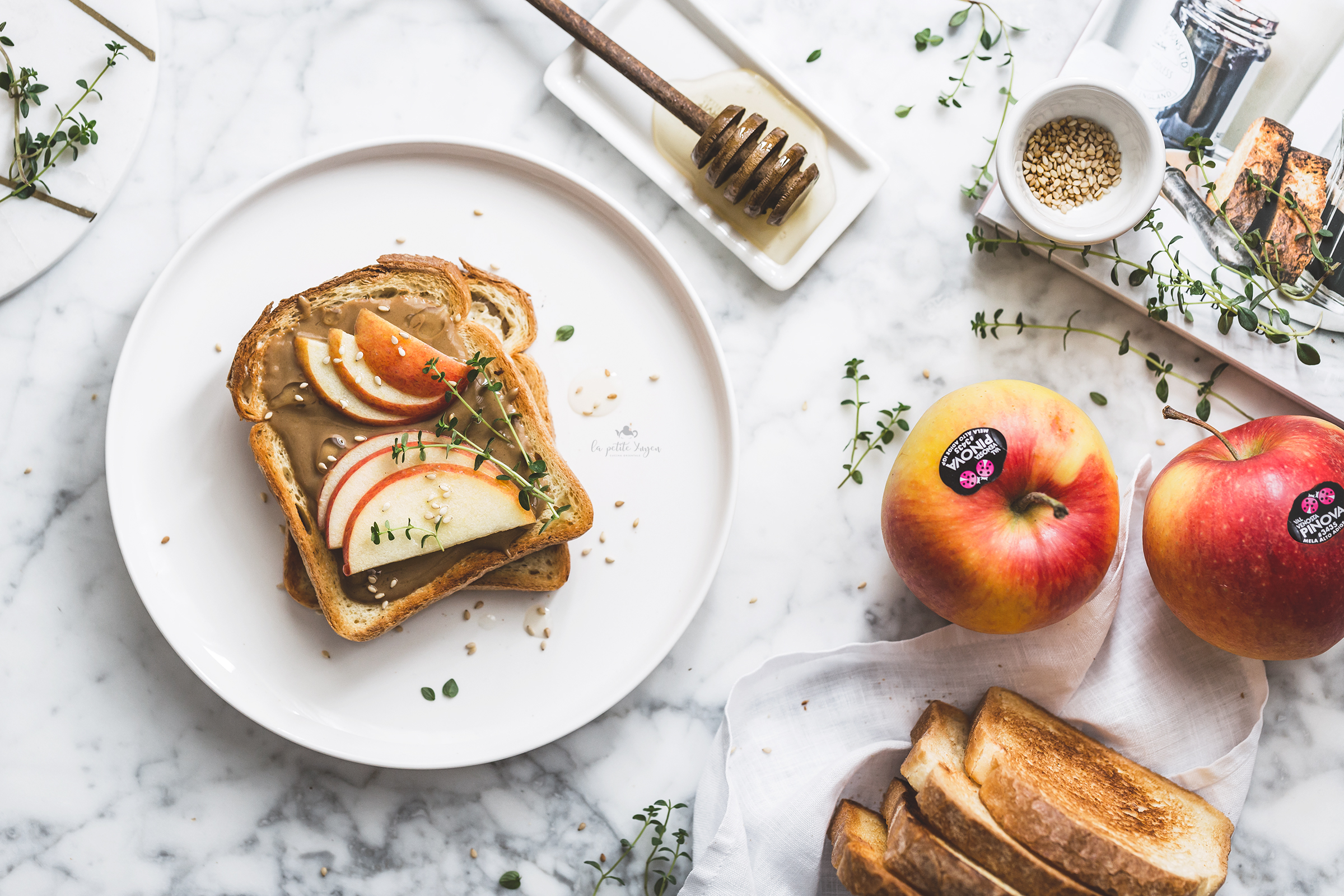 Apple toast con salsa tahina al miele e timo - La Petite Xuyen