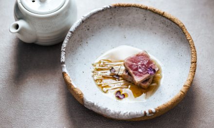 Tataki di tonno con funghi enoky in brodo di miso