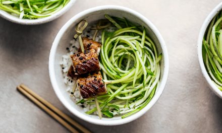 Unagi don – bowl di riso con anguilla affumicata e insalata di zucchine al wasabi fresco