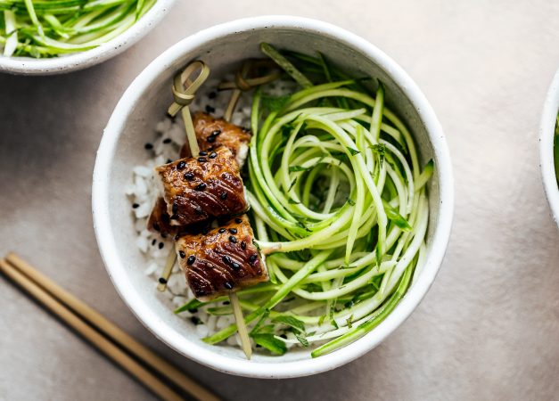 Unagi don – bowl di riso con anguilla affumicata e insalata di zucchine al wasabi fresco